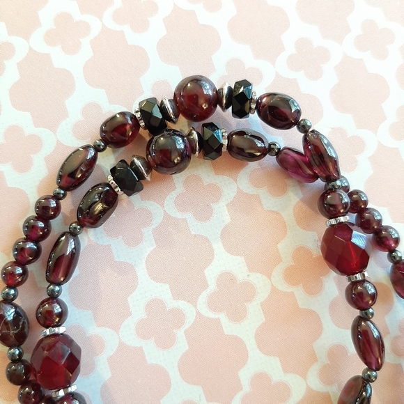 Artisan made red and black beaded necklace - Picture 3 of 3